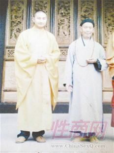 圖為:婚禮現(xiàn)場(chǎng)清賢大方丈(左)還俗前圖片 圖為:婚禮現(xiàn)場(chǎng)清賢大方丈(左)還俗前圖片
