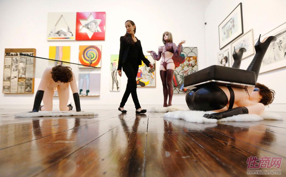 【組圖】英國佳士得舉辦流行藝術(shù)展 充氣娃娃誘惑亮相圖片3