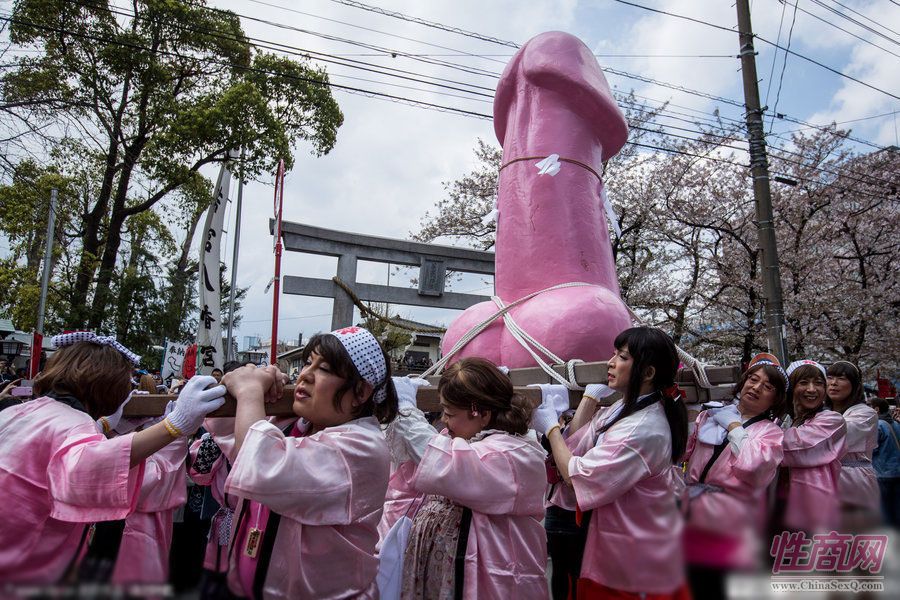 【圖片】日民眾慶祝神道生育節(jié)到來 抬巨型“男根”游行圖片11