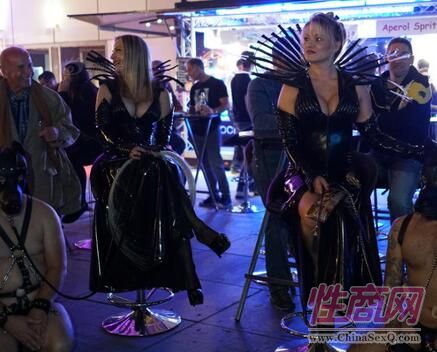柏林西部性產(chǎn)業(yè)博覽會(huì)現(xiàn)大尺度吸睛表演圖片11