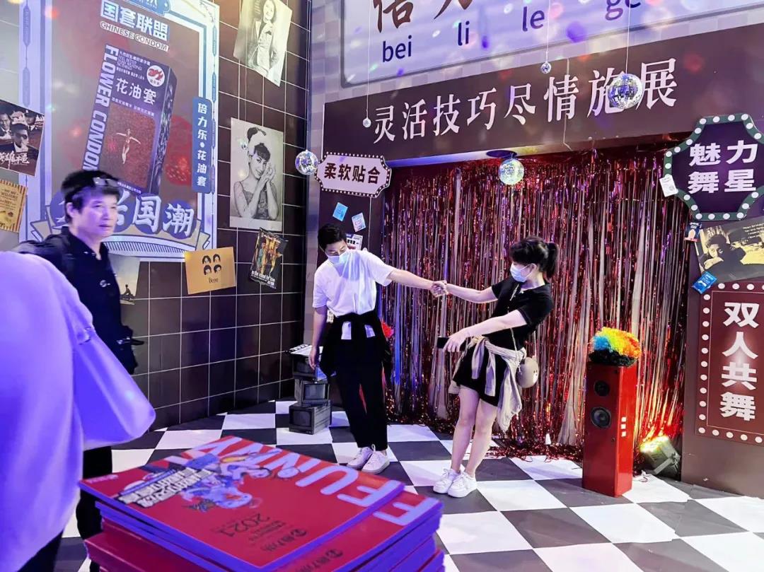 3情侶在倍力樂(lè)歌舞廳留影 3情侶在倍力樂(lè)歌舞廳留影