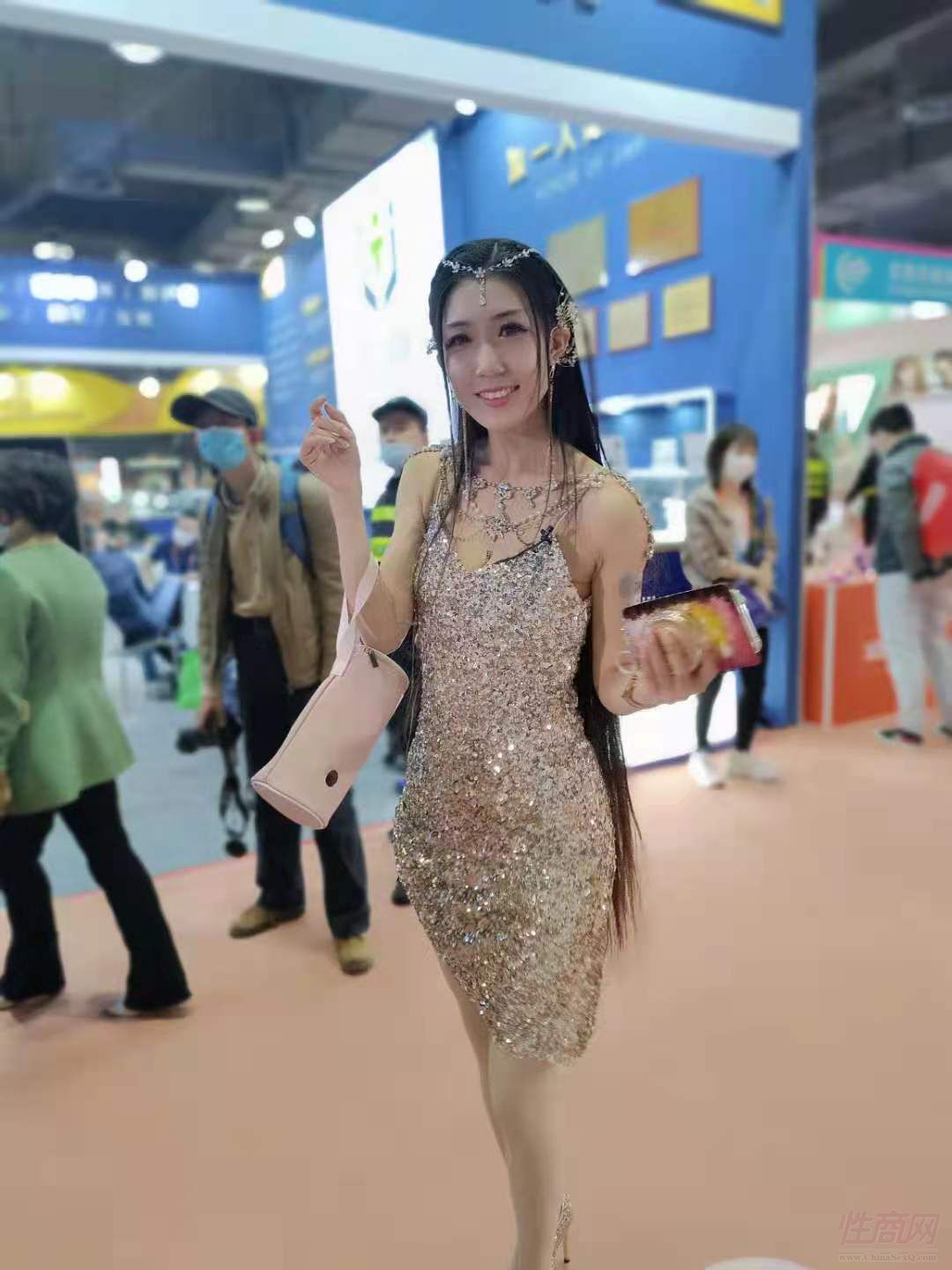 美女模特拿著情趣消毒包愛不釋手 美女模特拿著情趣消毒包愛不釋手